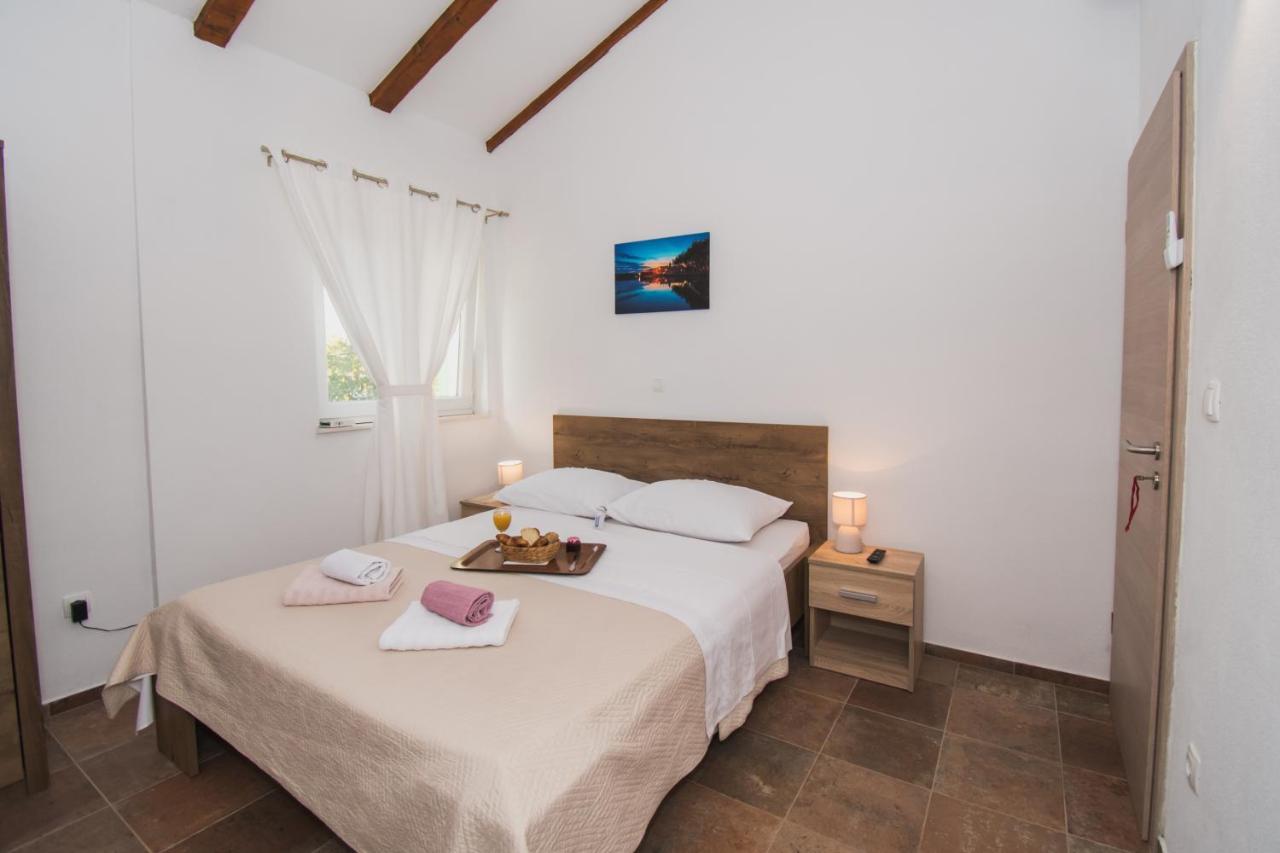ピロヴァッツ Marcelovi Dvori Bed & Breakfast エクステリア 写真