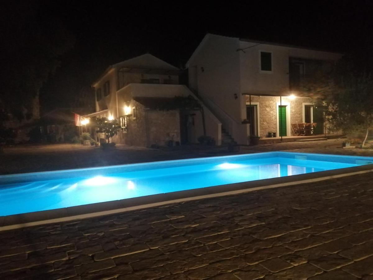 ピロヴァッツ Marcelovi Dvori Bed & Breakfast エクステリア 写真